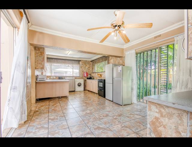 5 BEDROOM FREEHOLD FOR SALE IN MORET